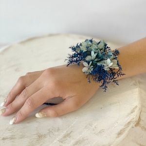 Corsage de poignet fleurs stabilisées bleu marine : mariage, fête des mères