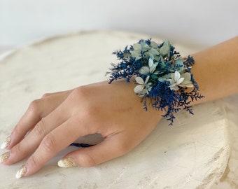 Marineblauwe pols corsage, Bruiloft corsage; Moederdag cadeau, bewaard gebleven bloemen; Iets blauws