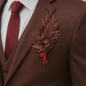 Burgundy Dried Flower Groom Boutonniere – Rustic Autumn Wedding Accessory