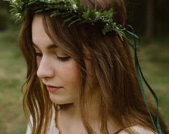 ie-Back Floral Wreath • Preserved Green Caspia & German Statice