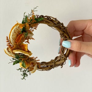 Mini Dried Orange Wreath – 4” Rustic Citrus & Floral Ornament, Natural Preserved Wreath for Gift Toppers, Boho Wall or Table Decor