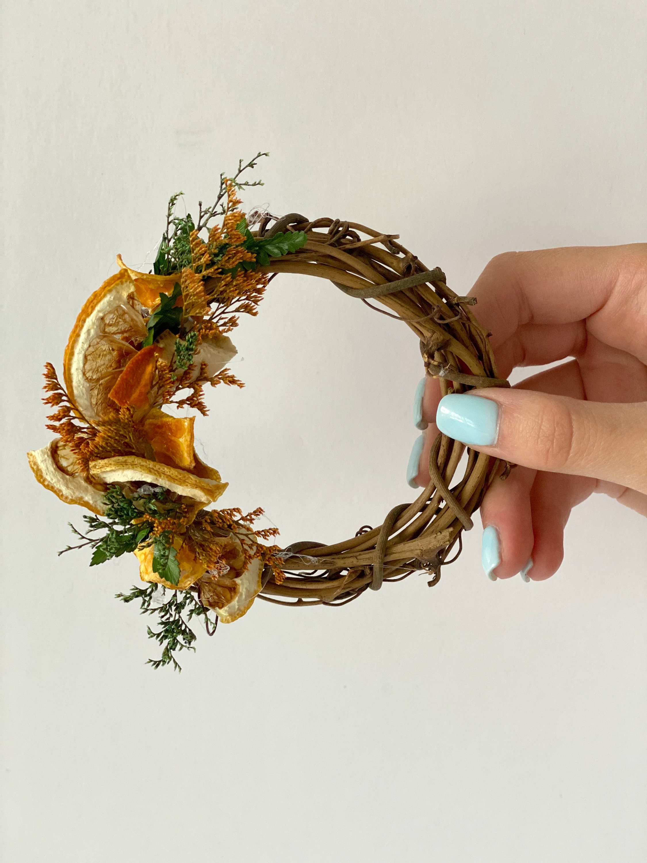 Mini Dried Orange Wreath – 4” Rustic Citrus & Floral Ornament, Natural Preserved Wreath for Gift Toppers, Boho Wall or Table Decor