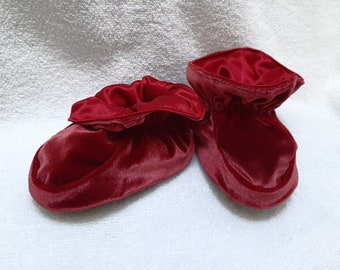 Toddler Slippers or booties with non slip soles, SIZES LARGE and X-LARGE, custom colours available.  They stay on!