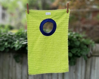 Chartreuse handdoek-slabbetje: volledig bedekkend badstof baby- of peuterslabbetje.  Volledig wasbaar in de machine.