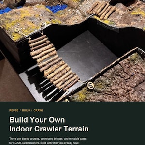 Op de afbeelding: Een indoor crawler terreinparcours met een houten boomstambrug die twee rotsachtige, met mos bedekte secties verbindt. Het terrein bevat genummerde markeringen, een zwarte basis en de tekst: REUSE / BUILD / CRAWL Build Your Own Indoor Crawler Terrain.