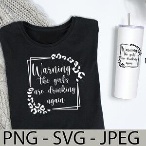 Könnte beinhalten: Ein schwarzes T-Shirt mit einer weißen Grafik, auf der "Warning the girls are drinking again" steht, mit einem Leopardenmuster um den Text herum. Die Grafik befindet sich in einem weißen quadratischen Rahmen.