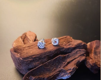 Sterling Silber Ohrstecker, Eine Rose am Ohr, Handmade, Recycelt, Geschenk für Sie