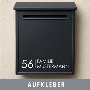 Könnte beinhalten: Ein schwarzer Briefkasten mit einem Schlitz für Post und einer Klapptür. Die Nummer "56" und der Name "FAMILIE MUSTERMANN" sind in weißen Buchstaben auf der Vorderseite. Das Wort "AUFKLEBER" steht unten in weißen Buchstaben.