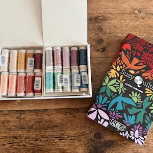 20 fili di cotone Aurifil 8wt in colori misti di Suzy Quilts Evolve