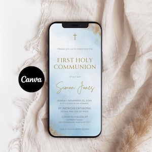 Puede incluir: Un teléfono inteligente muestra una invitación digital para la Primera Comunión. El diseño presenta una cruz dorada, tipografía elegante y un fondo de acuarela azul y dorado. La invitación incluye los detalles del evento.