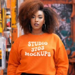 Maqueta de sudadera modelo negro, maqueta de sudadera naranja Gildan 18000, maqueta de chica negra, suéter naranja de mujer afroamericana Mock Up