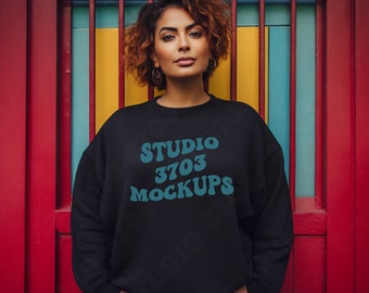 Modelo de maqueta de sudadera latina, maqueta de sudadera Gildan negra, maqueta de mujer latina, sudadera de mujer latina, maqueta de suéter negro