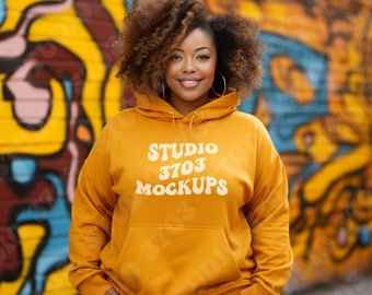 Mockup Schwarzes Modell, Gold Gildan 18500 Hoodie Sweatshirt Mockup, Schwarzes Mädchen Mockup, Afroamerikanerfrau, Gold Kapuzenpullover MockUp