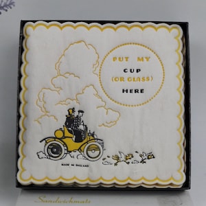 Puede incluir: Un juego de 16 manteles individuales amarillos y negros con un diseño de coche antiguo. Los manteles individuales incluyen el texto "Put my cup (or glass) here" y "Styled by Freund-Mayer".