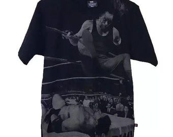 Rare 2006 WWE Smack Down Shirt The Undertaker vs Eddie Guerrero Scene Taille Small