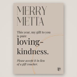 Peut inclure: Une carte rectangulaire beige avec le texte brun foncé MERRY METTA suivi de This year, my gift to you is pure loving-kindness. Please accept it in lieu of a gift voucher. Une fine ligne circulaire dorée est visible sur la droite.