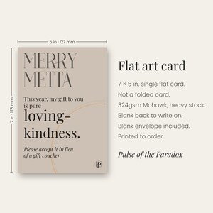 K&ouml;nnte beinhalten: Eine 127 mal 178 mm gro&szlig;e, flache Kunstkarte mit beigem Hintergrund und schwarzem Text, der MERRY METTA, This year, my gift to you is pure loving-kindness. Please accept it in lieu of a gift voucher lautet. Eine d&uuml;nne goldene Linie akzentuiert.