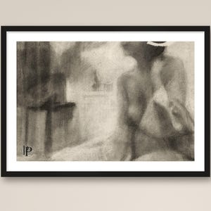 K&ouml;nnte beinhalten: Eine gerahmte Zeichnung im Kohle-Stil in Grau- und Wei&szlig;t&ouml;nen, die eine sitzende Figur darstellt. Das Kunstwerk zeichnet sich durch weiche, verschwommene Linien und eine strukturierte Optik aus, mit einem kleinen Logo mit den Buchstaben LP unten links.
