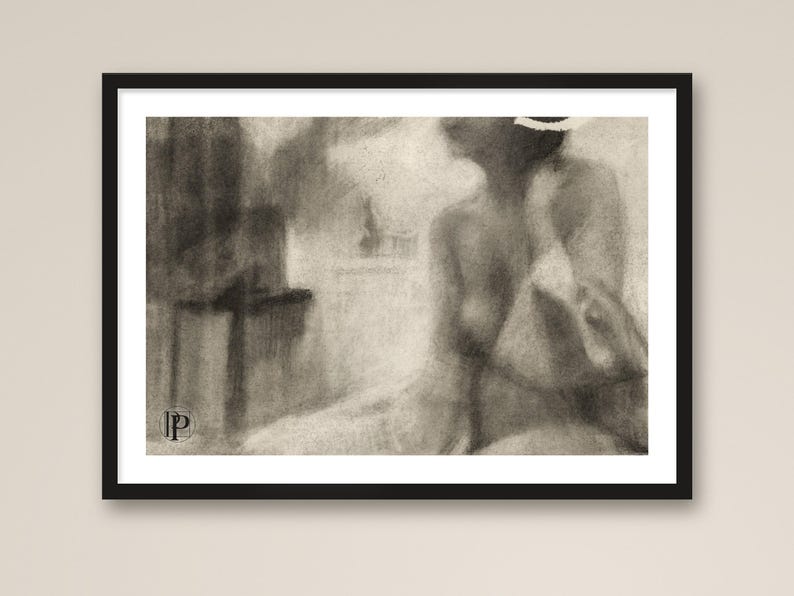 K&ouml;nnte beinhalten: Eine gerahmte Zeichnung im Kohle-Stil in Grau- und Wei&szlig;t&ouml;nen, die eine sitzende Figur darstellt. Das Kunstwerk zeichnet sich durch weiche, verschwommene Linien und eine strukturierte Optik aus, mit einem kleinen Logo mit den Buchstaben LP unten links.