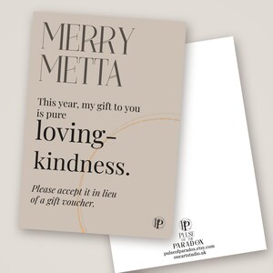 K&ouml;nnte beinhalten: Eine rechteckige beige Gru&szlig;karte mit dem Text MERRY METTA, This year, my gift to you is pure loving-kindness. Please accept it in lieu of a gift voucher. Ein d&uuml;nner goldener Kreis ist auf die Karte gedruckt, mit einem kleinen Logo in der Ecke.