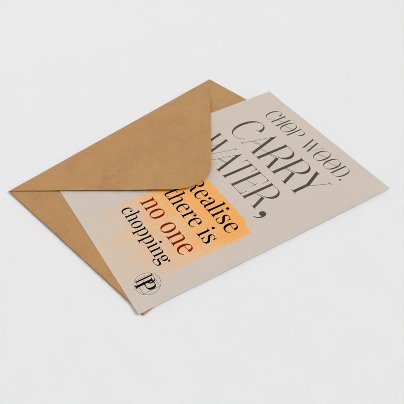 K&ouml;nnte beinhalten: Eine beige Gru&szlig;karte in einem braunen Kraftpapierumschlag. Die Karte zeigt den schwarzen Text CHOP WOOD, CARRY WATER und den orange hervorgehobenen Text Realise there is no one chopping sowie ein kleines kreisf&ouml;rmiges Logo mit den Buchstaben IP.