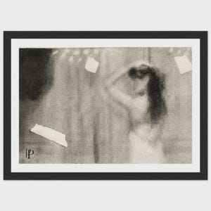 K&ouml;nnte beinhalten: Eine Kohlezeichnung in einem schwarzen Rahmen, die eine Figur mit dunklem Haar und erhobenem Arm in einer weichen, verschwommenen &Auml;sthetik zeigt. Die Komposition enth&auml;lt zwei kleine, helle, rechteckige Papierfragmente und ein kreisf&ouml;rmiges Logo mit den Buchstaben DP.