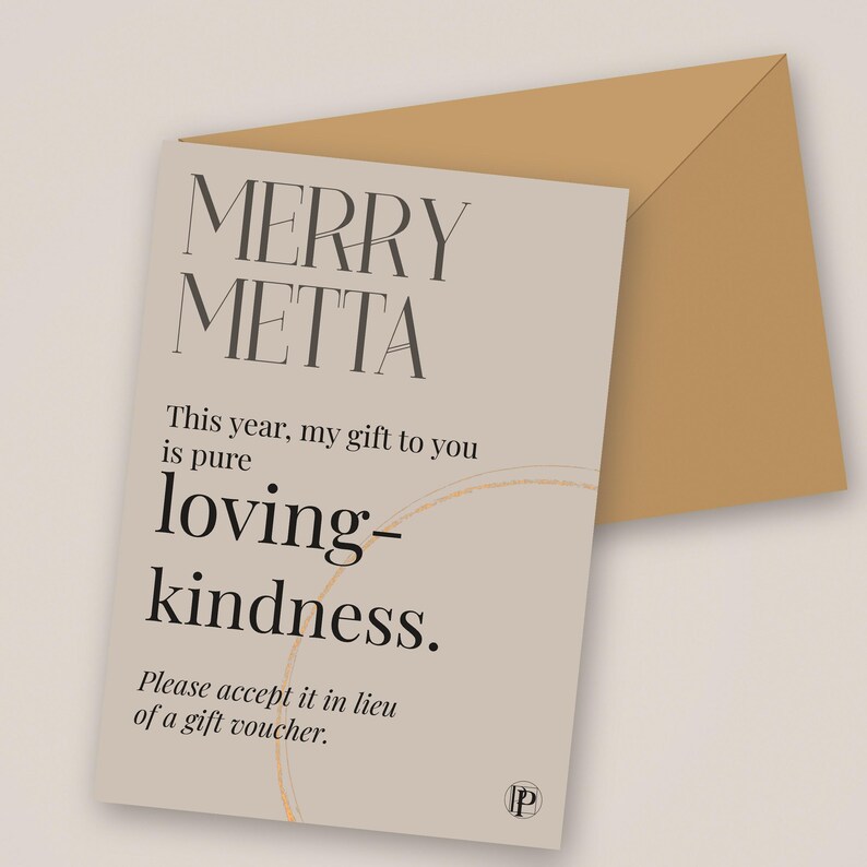 K&ouml;nnte beinhalten: Eine beige Gru&szlig;karte mit einem hellbraunen Umschlag mit dem Text MERRY METTA, This year, my gift to you is pure loving-kindness. Please accept it in lieu of a gift voucher. Ein schwaches kreisf&ouml;rmiges Liniendesign ist auf der Karte zu sehen.