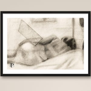 K&ouml;nnte beinhalten: Eine Kohlezeichnung in einem schwarzen Rahmen, die eine auf einer Fl&auml;che liegende Figur darstellt. Das Kunstwerk zeigt weiche Schattierungen und eine rechteckige Form, die &uuml;ber der Figur schwebt. Ein kleines kreisf&ouml;rmiges Logo mit den Buchstaben PP befindet sich unten links.