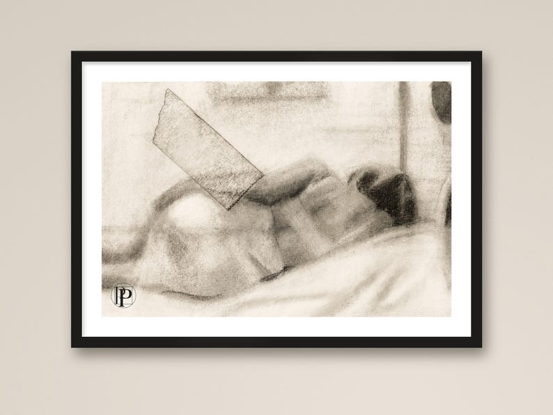 K&ouml;nnte beinhalten: Eine Kohlezeichnung in einem schwarzen Rahmen, die eine auf einer Fl&auml;che liegende Figur darstellt. Das Kunstwerk zeigt weiche Schattierungen und eine rechteckige Form, die &uuml;ber der Figur schwebt. Ein kleines kreisf&ouml;rmiges Logo mit den Buchstaben PP befindet sich unten links.