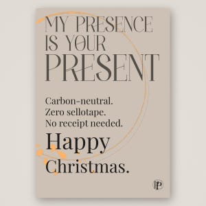 Peut inclure: Une carte de vœux rectangulaire beige avec le texte sombre MY PRESENCE IS YOUR PRESENT, Carbon-neutral. Zero sellotape. No receipt needed. Happy Christmas. Une fine ligne circulaire orange et des éclaboussures de peinture orange.