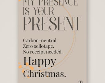 Könnte beinhalten: Eine beige rechteckige Grußkarte mit dem dunklen Text MY PRESENCE IS YOUR PRESENT, Carbon-neutral. Zero sellotape. No receipt needed. Happy Christmas. Eine dünne orangefarbene kreisförmige Linie und orangefarbene Farbspritzer.