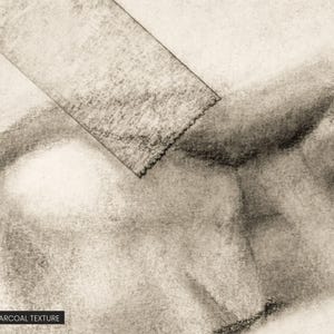 K&ouml;nnte beinhalten: Eine Kohlezeichnung mit einem rechteckigen Klebestreifen, der diagonal auf einer strukturierten Oberfl&auml;che angebracht ist. Das Kunstwerk zeigt verschiedene Grau- und Schwarzt&ouml;ne, die ein weiches, verwischtes Erscheinungsbild mit sichtbarer Kohlek&ouml;rnung und Textur erzeugen.