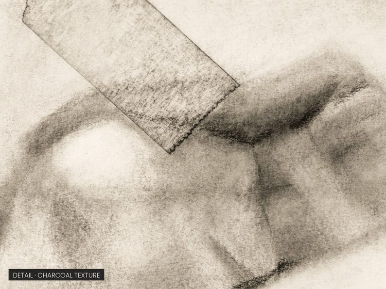 K&ouml;nnte beinhalten: Eine Kohlezeichnung mit einem rechteckigen Klebestreifen, der diagonal auf einer strukturierten Oberfl&auml;che angebracht ist. Das Kunstwerk zeigt verschiedene Grau- und Schwarzt&ouml;ne, die ein weiches, verwischtes Erscheinungsbild mit sichtbarer Kohlek&ouml;rnung und Textur erzeugen.