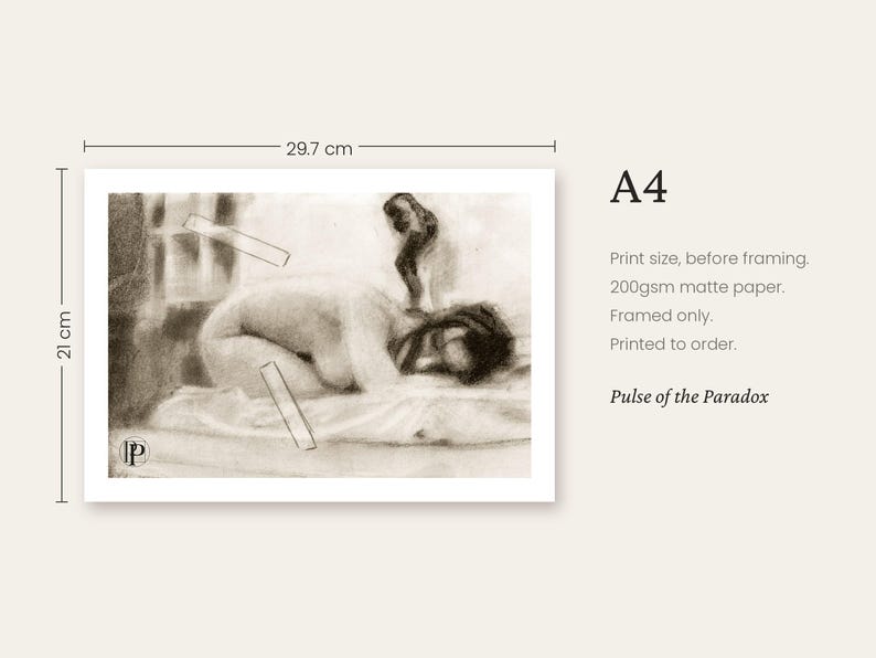 K&ouml;nnte beinhalten: Ein A4-Kunstdruck im Kohle-Stil mit den Ma&szlig;en 21 cm mal 29,7 cm, der eine liegende Figur zeigt. Der Text lautet A4, Print size, before framing, 200gsm matte paper, Framed only, Printed to order und Pulse of the Paradox.