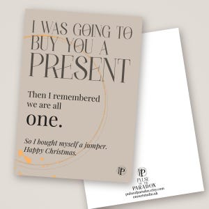 Peut inclure: Une carte de v&oelig;ux beige avec un texte brun fonc&eacute; : I WAS GOING TO BUY YOU A PRESENT. Then I remembered we are all one. So I bought myself a jumper. Happy Christmas. La carte pr&eacute;sente un fin cercle dor&eacute; et des &eacute;claboussures de peinture dor&eacute;e.