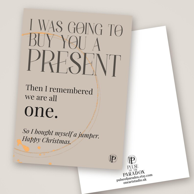 Peut inclure: Une carte de v&oelig;ux beige avec un texte brun fonc&eacute; : I WAS GOING TO BUY YOU A PRESENT. Then I remembered we are all one. So I bought myself a jumper. Happy Christmas. La carte pr&eacute;sente un fin cercle dor&eacute; et des &eacute;claboussures de peinture dor&eacute;e.