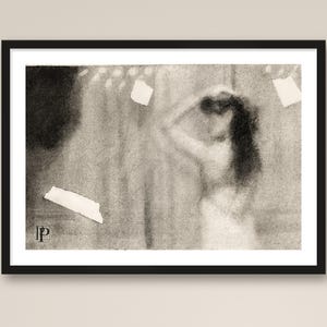 K&ouml;nnte beinhalten: Eine schwarz-wei&szlig;e Kohlezeichnung in einem schwarzen Rahmen, die eine Figur mit langem dunklem Haar vor einem Spiegel zeigt. Die Komposition enth&auml;lt schwebende rechteckige Papierst&uuml;cke und ein kleines kreisf&ouml;rmiges Logo mit DP.