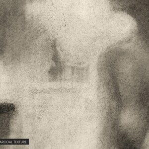 K&ouml;nnte beinhalten: Eine Kohlezeichnung mit einer k&ouml;rnigen, strukturierten Oberfl&auml;che und weichen, verwischten monochromatischen T&ouml;nen in Schwarz-, Grau- und Cremewei&szlig;t&ouml;nen. Ein kleines rechteckiges Etikett zeigt den Text DETAIL - CHARCOAL TEXTURE.