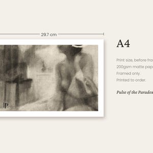 K&ouml;nnte beinhalten: Ein Kunstdruck im Kohle-Stil mit dem Titel Pulse of the Paradox, der eine Figur in einem Raum zeigt. Der Druck misst 29,7 cm mal 21 cm, hat das A4-Format und ist auf 200 g/m&sup2; mattem Papier gedruckt. Das Kunstwerk enth&auml;lt ein kleines Logo unten links.