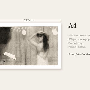 K&ouml;nnte beinhalten: Ein A4-Druck mit den Ma&szlig;en 29,7 cm mal 21 cm zeigt eine Illustration im Kohle-Stil einer Figur mit dunklem Haar. Der Text lautet A4, Print size, before framing, 200gsm matte paper, Framed only, Printed to order, Pulse of the Paradox.