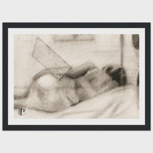 K&ouml;nnte beinhalten: Eine Kohlezeichnung, die eine liegende Figur in einem weichen, monochromen Stil darstellt. Das Kunstwerk zeigt eine rechteckige Form, die &uuml;ber der Figur schwebt, und enth&auml;lt ein kleines kreisf&ouml;rmiges Logo mit den Buchstaben DP unten links.
