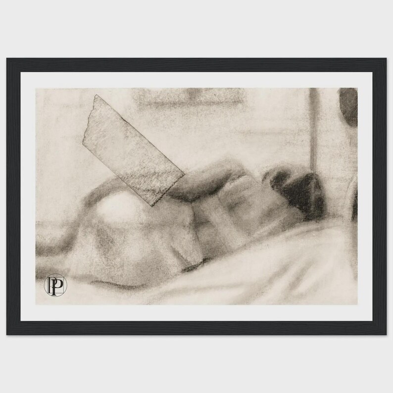K&ouml;nnte beinhalten: Eine Kohlezeichnung, die eine liegende Figur in einem weichen, monochromen Stil darstellt. Das Kunstwerk zeigt eine rechteckige Form, die &uuml;ber der Figur schwebt, und enth&auml;lt ein kleines kreisf&ouml;rmiges Logo mit den Buchstaben DP unten links.
