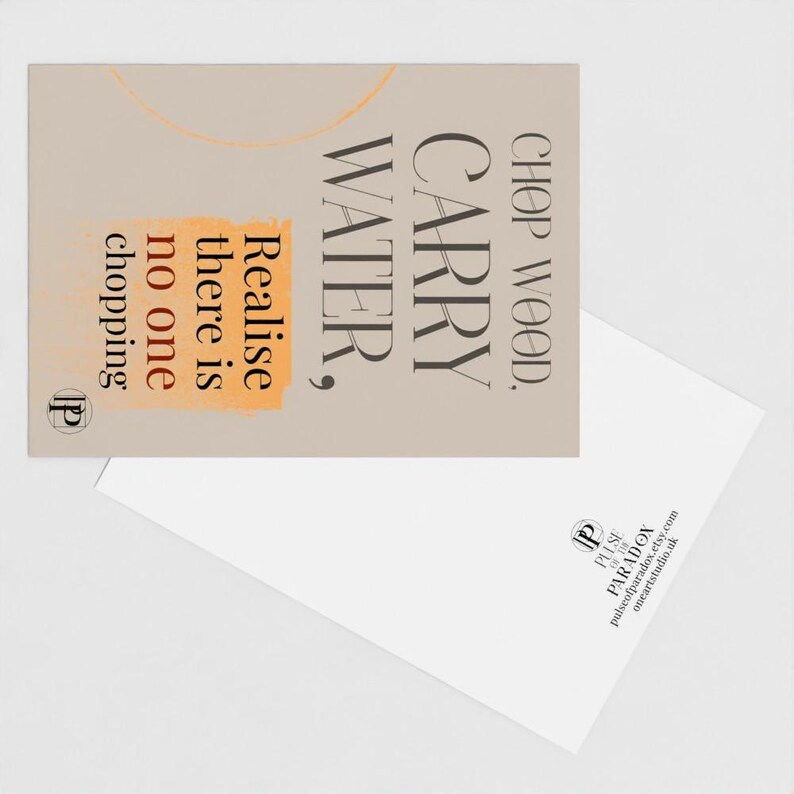 K&ouml;nnte beinhalten: Eine rechteckige Postkarte mit beigem Hintergrund, die den dunklen Text CHOP WOOD, CARRY WATER und den orange hervorgehobenen Text Realise there is no one chopping zeigt. Ein d&uuml;nner orangefarbener Bogen ist oben und ein kleines Logo in der Ecke.