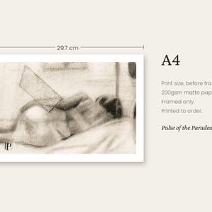 K&ouml;nnte beinhalten: Ein A4-Kohlezeichnung-Druck mit dem Titel Pulse of the Paradox, der 29,7 cm mal 21 cm misst. Das Kunstwerk zeigt eine liegende Figur in einem weichen, monochromatischen Stil auf 200g mattem Papier. Der Druck hat einen wei&szlig;en Rand.