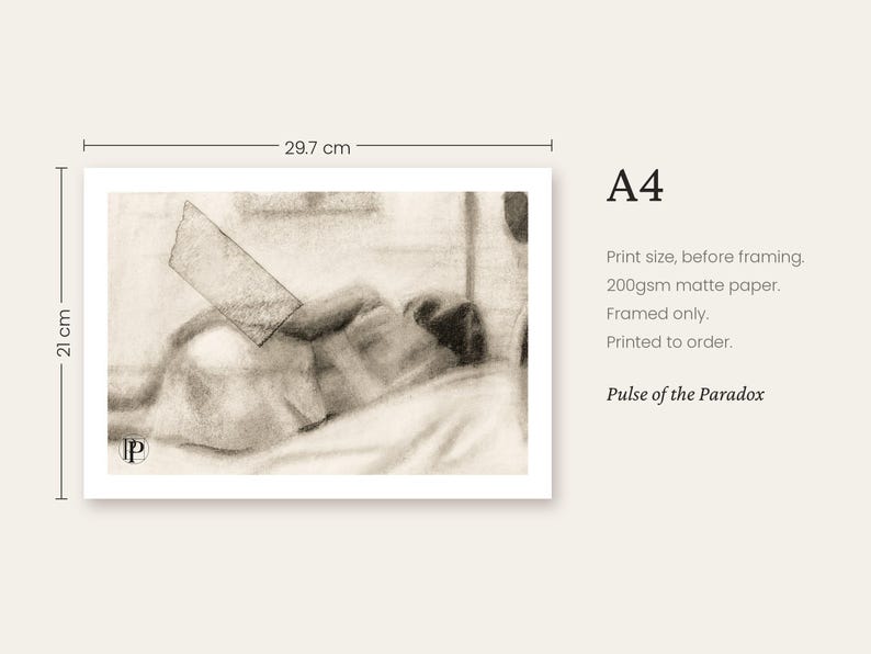 K&ouml;nnte beinhalten: Ein A4-Kohlezeichnung-Druck mit dem Titel Pulse of the Paradox, der 29,7 cm mal 21 cm misst. Das Kunstwerk zeigt eine liegende Figur in einem weichen, monochromatischen Stil auf 200g mattem Papier. Der Druck hat einen wei&szlig;en Rand.