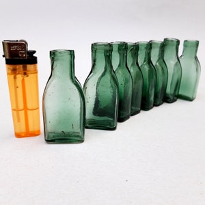 Set di 8 antiche piccole bottiglie da farmacia