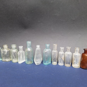 Set di 12 antiche bottigliette da farmacia del XIX secolo