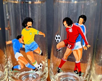 Vasos de la Copa Mundial de la FIFA 1974: Juego de cristalería vintage de mediados de siglo para bar con temática de fútbol.