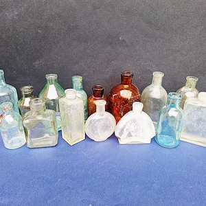 Set di 15 piccole bottiglie da farmacia antiche