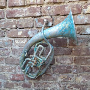 Strumenti a fiato in ottone vintage, sassofono tenore, arredamento per sala musica